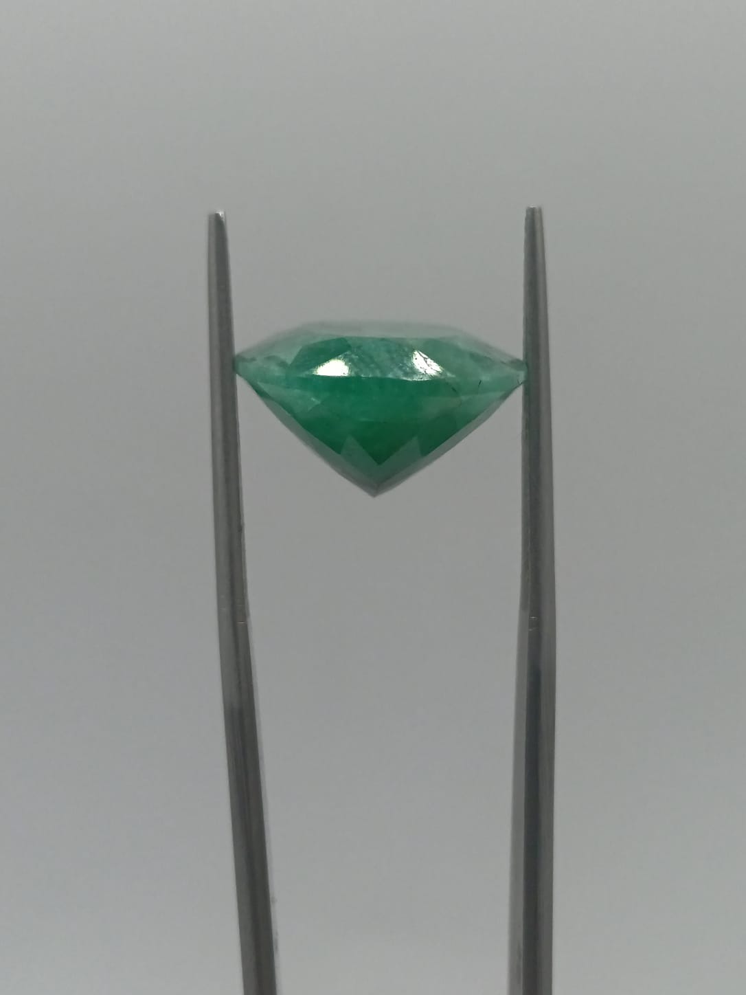Esmeralda brasileña ovalada de 14.88ct