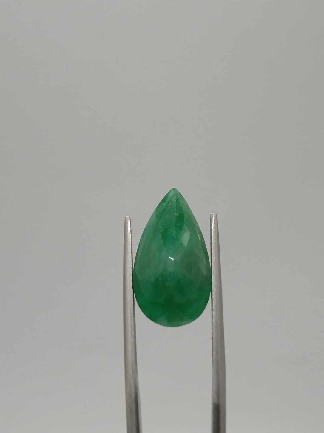 Esmeralda brasileña forma de gota de 7.07ct