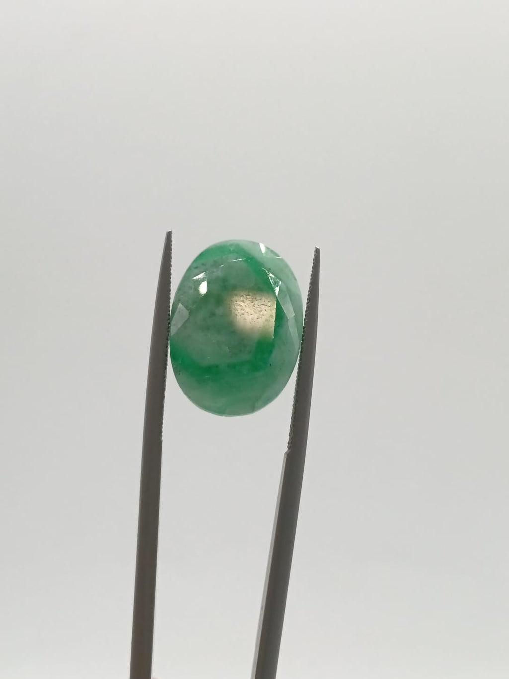 Esmeralda brasileña ovalada de 12.26ct
