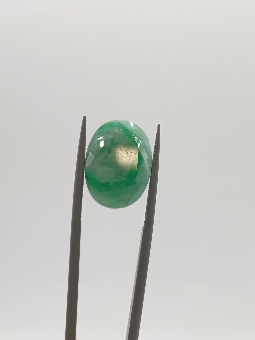 Esmeralda brasileña ovalada de 12.26ct