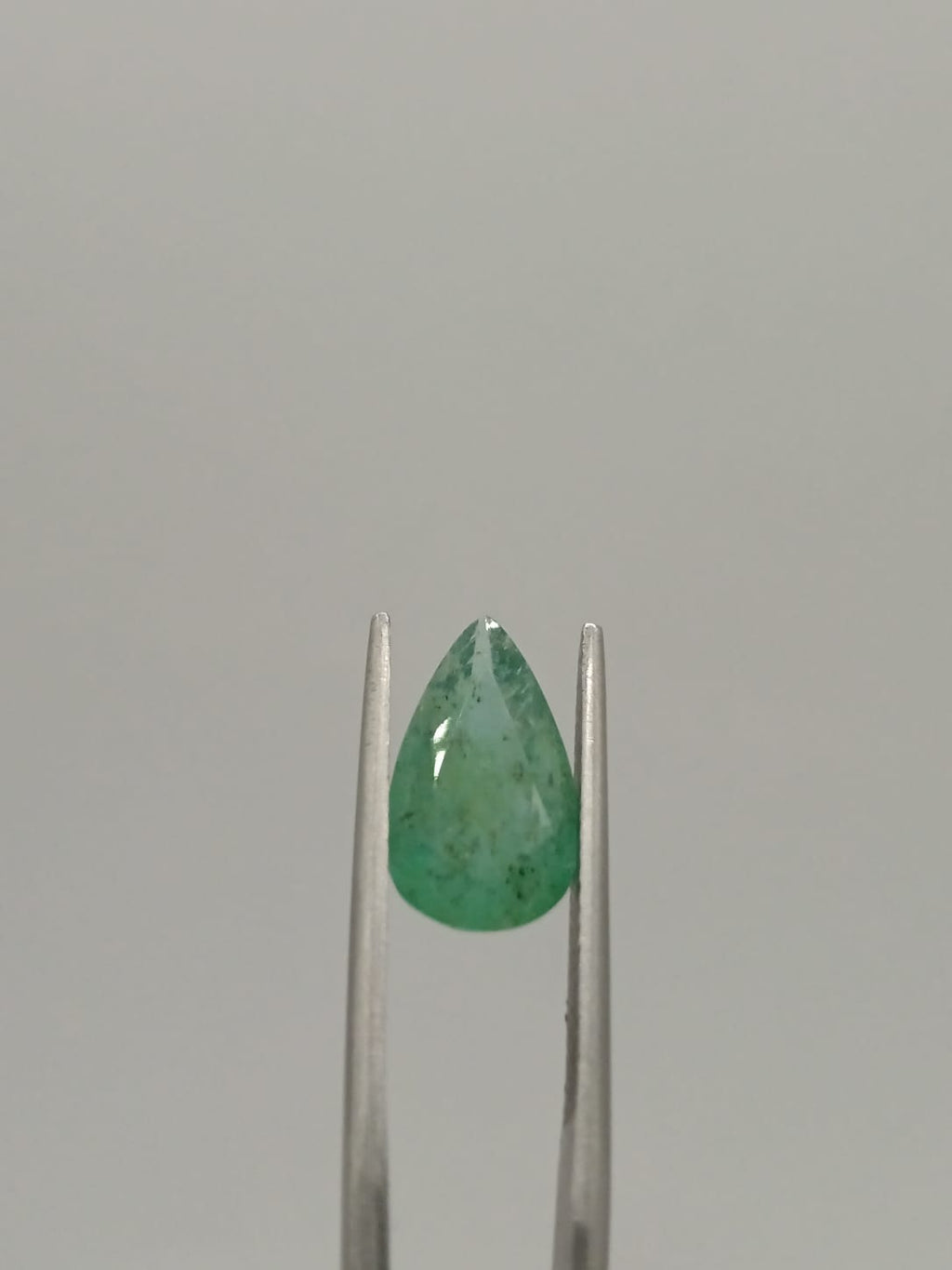 Esmeralda brasileña forma de gota de 2.31ct