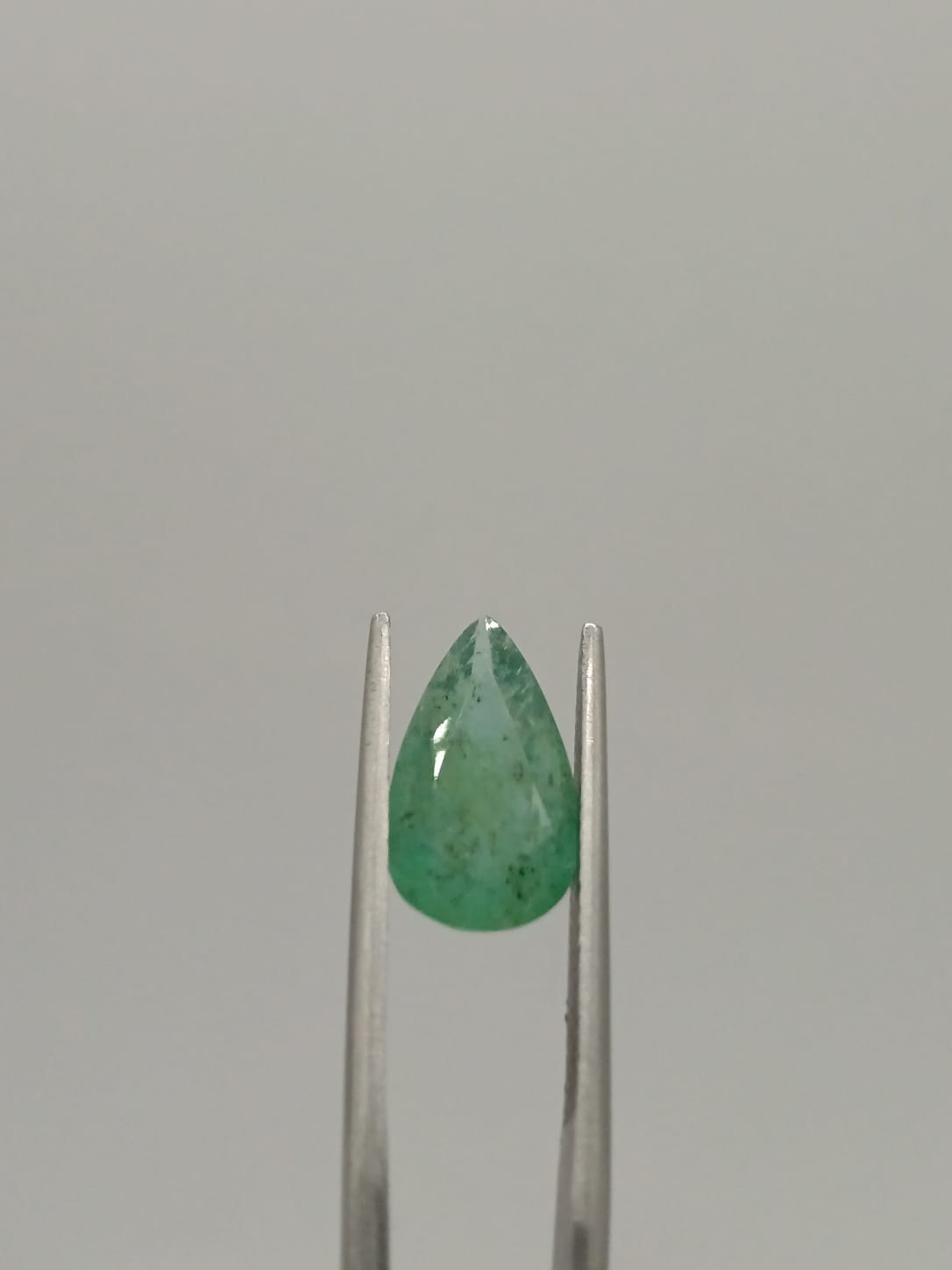Esmeralda brasileña forma de gota de 2.31ct