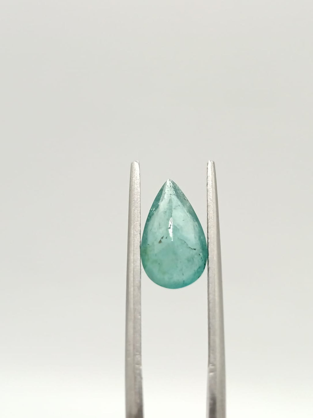 Esmeralda brasileña forma de gota de 1.88ct