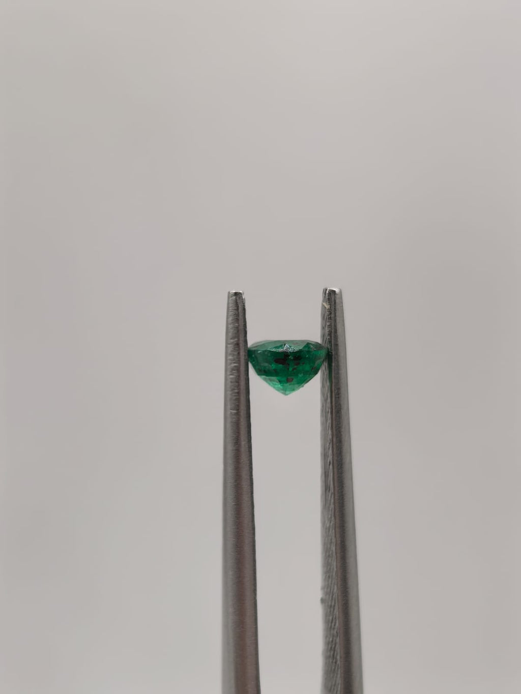 Esmeralda colombiana ovalada de 0.45ct