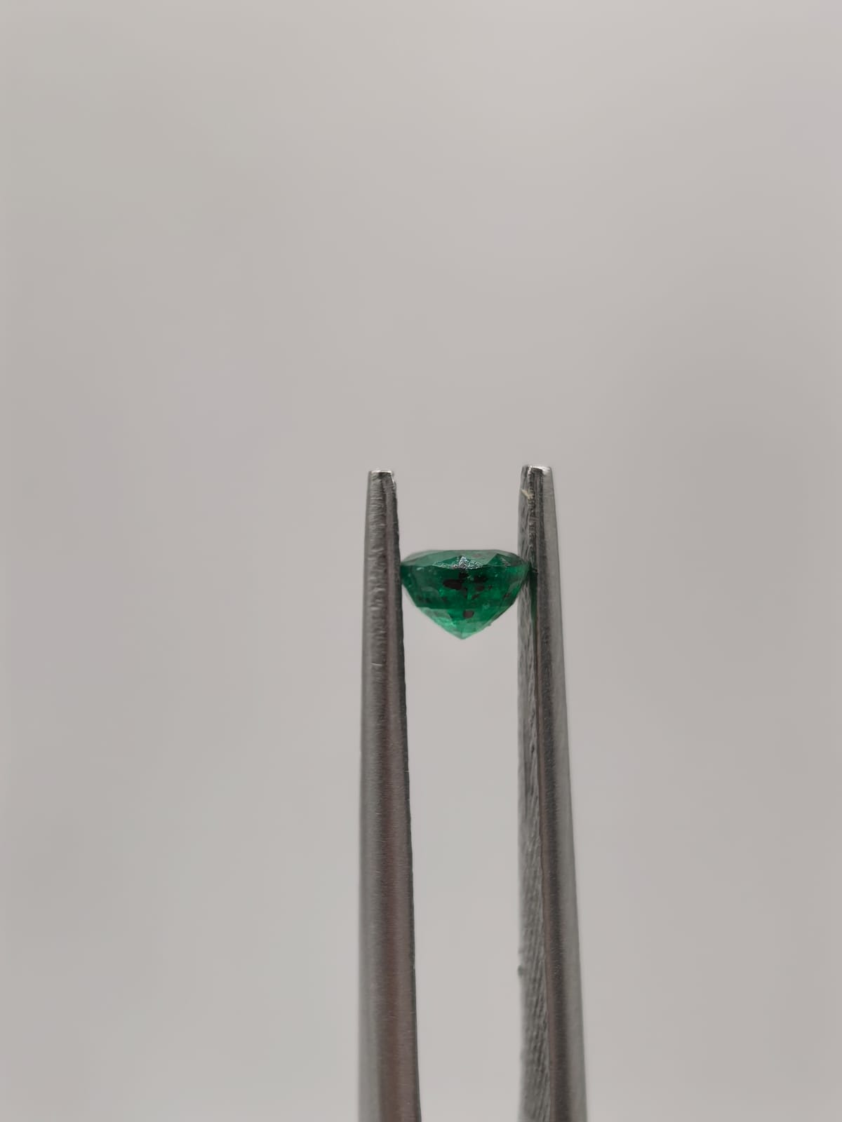 Esmeralda colombiana ovalada de 0.45ct
