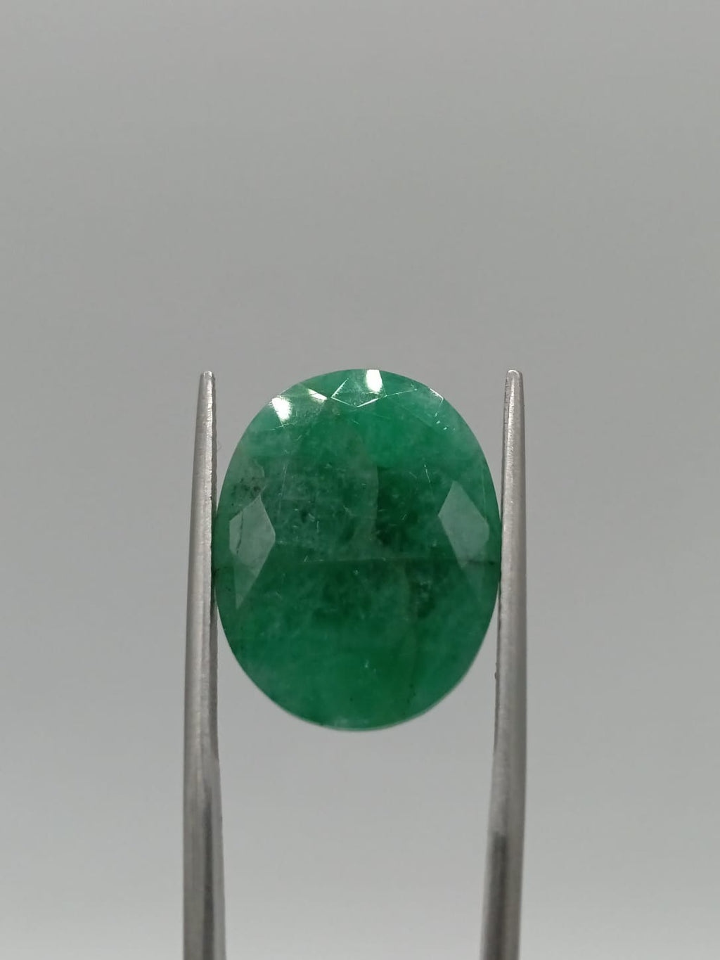 Esmeralda brasileña ovalada de 14.88ct