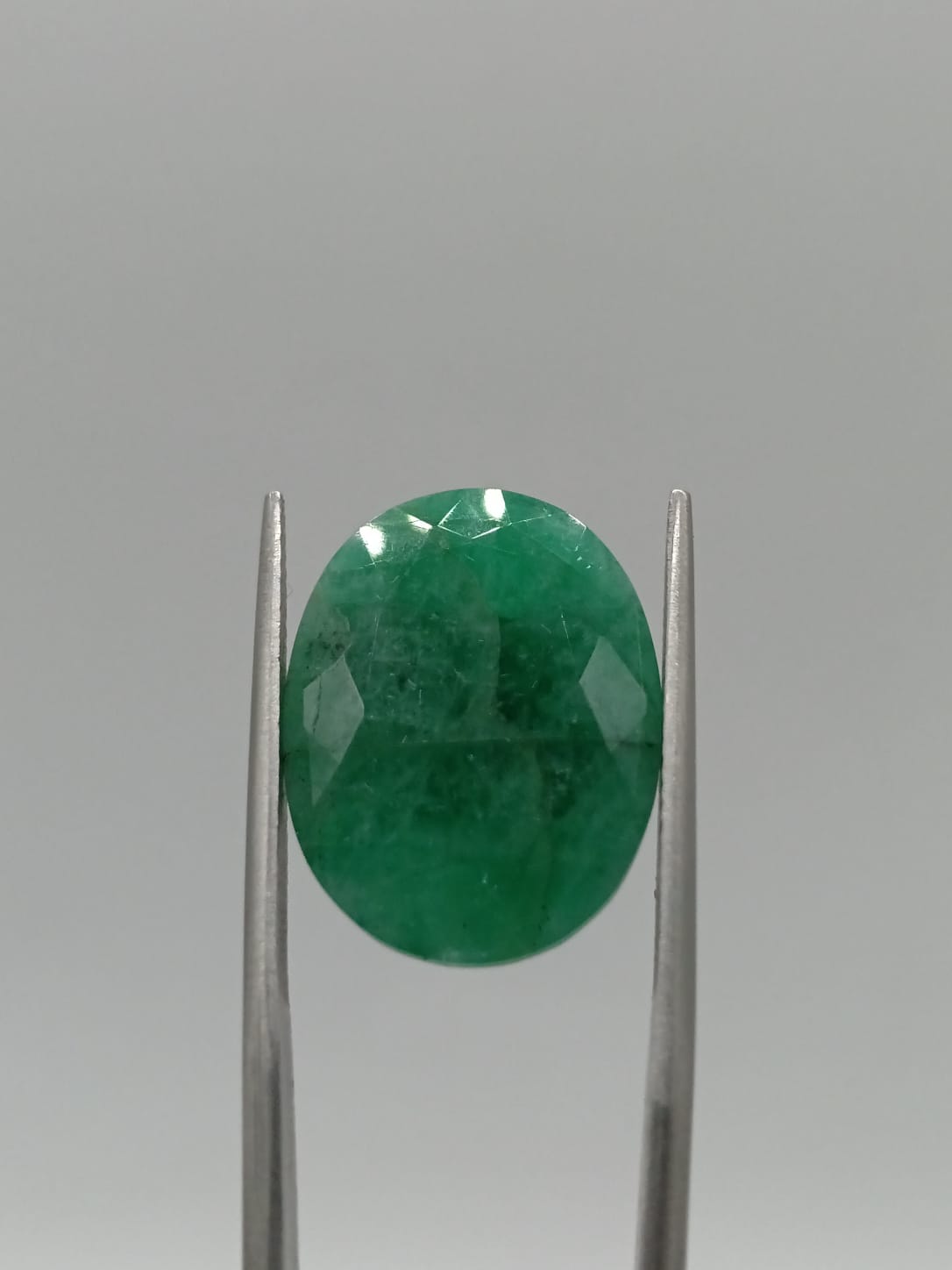Esmeralda brasileña ovalada de 14.88ct
