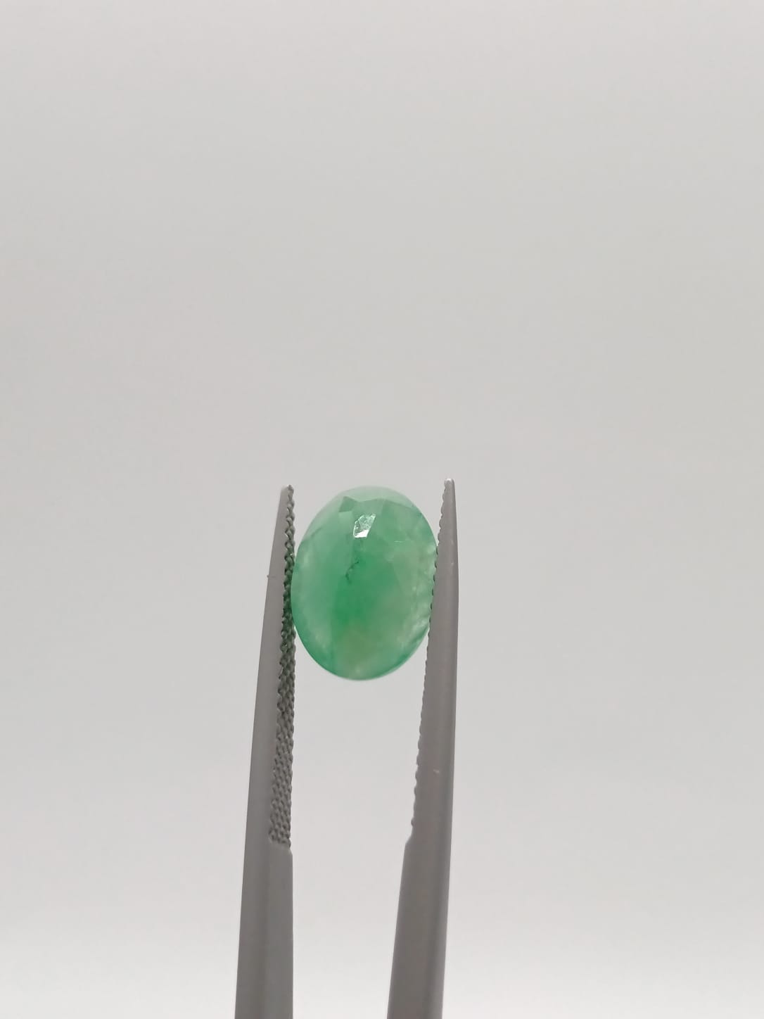 Esmeralda brasileña ovalada de 3.29ct