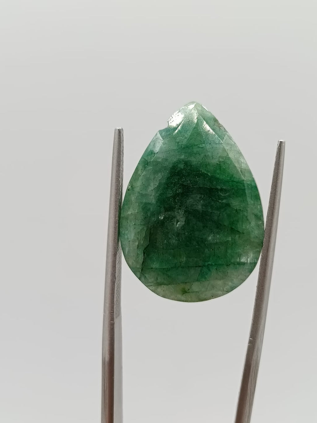 Esmeralda brasileña forma de gota de 13.67ct