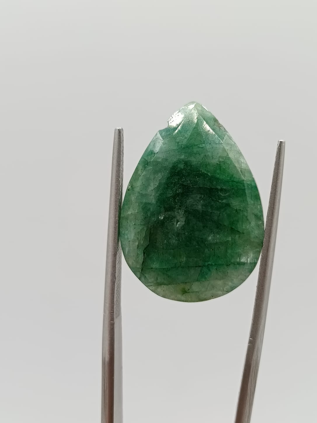 Esmeralda brasileña forma de gota de 13.67ct