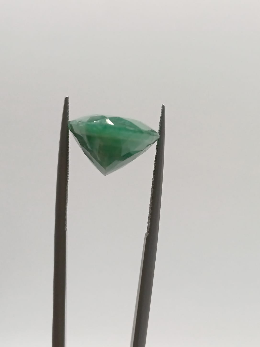 Esmeralda brasileña ovalada de 14.62ct