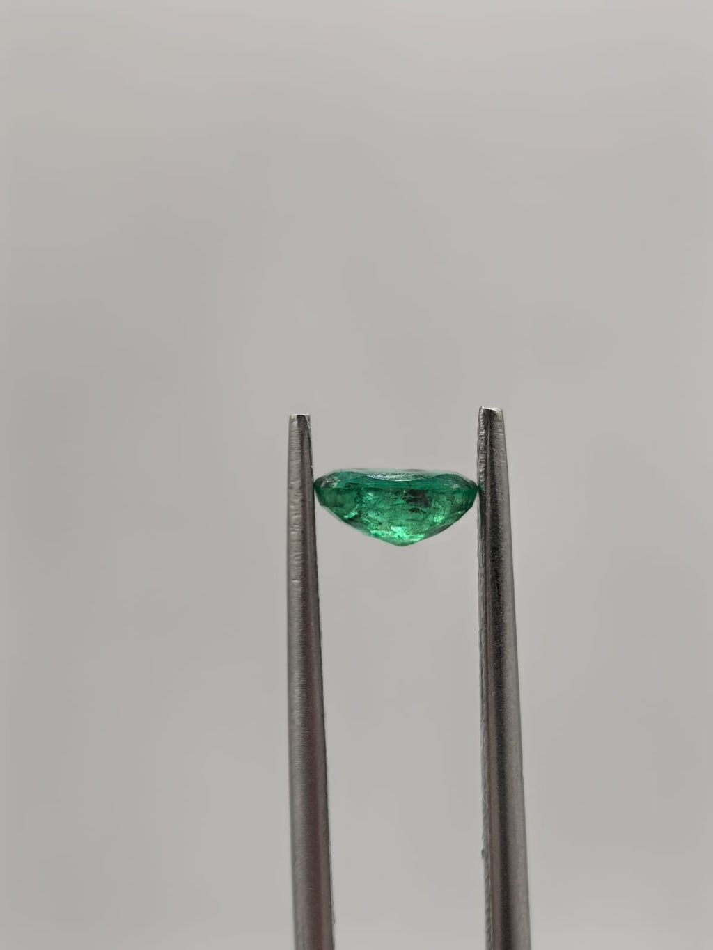 Esmeralda colombiana ovalada de 0.40ct
