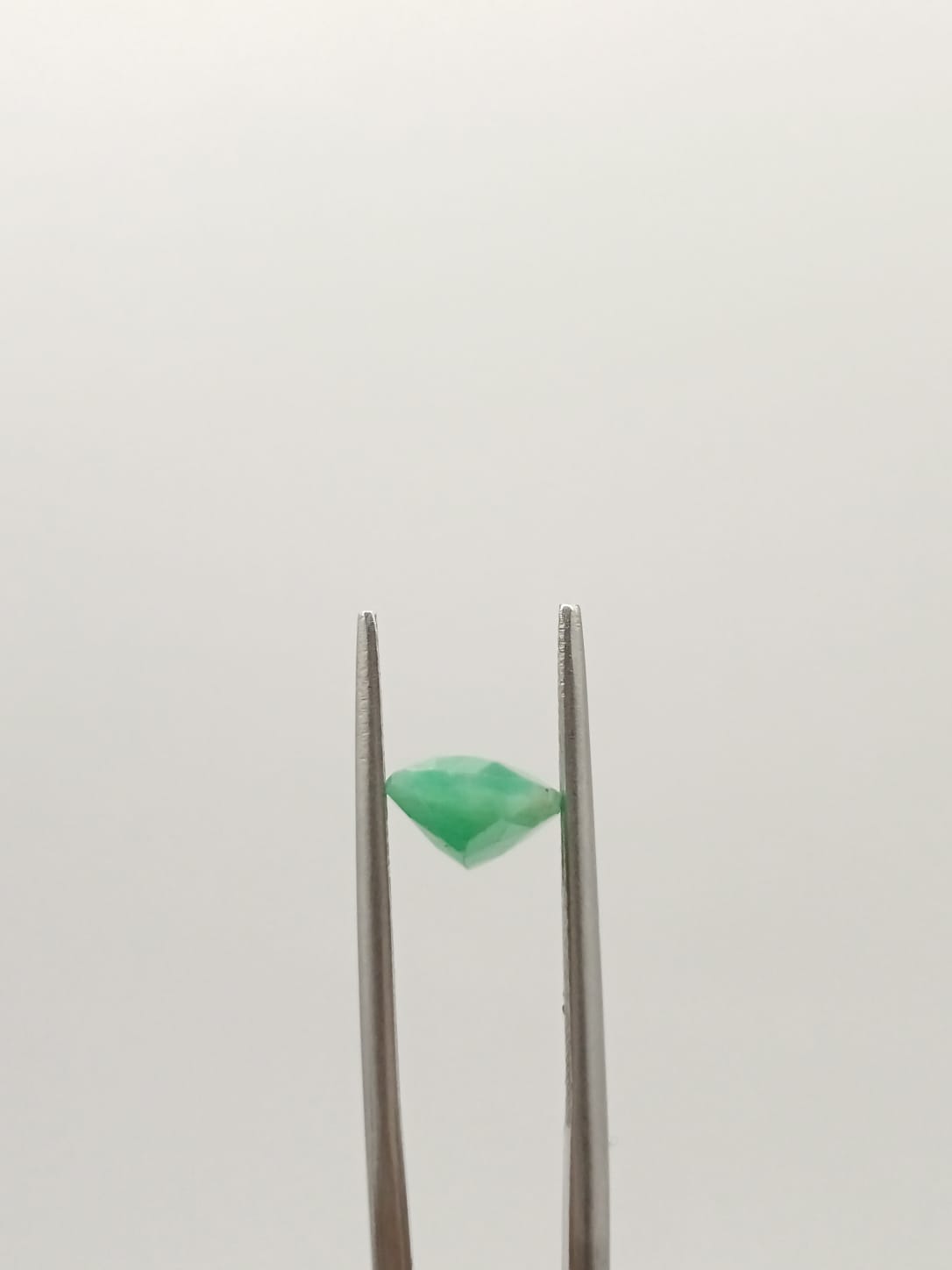 Esmeralda brasileña ovalada de 1.81ct