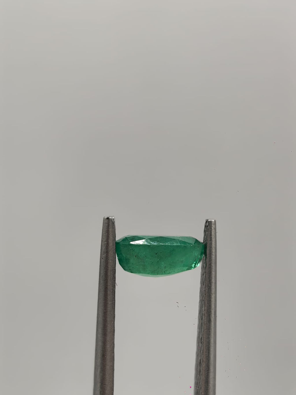 Esmeralda colombiana ovalada de 0.93ct