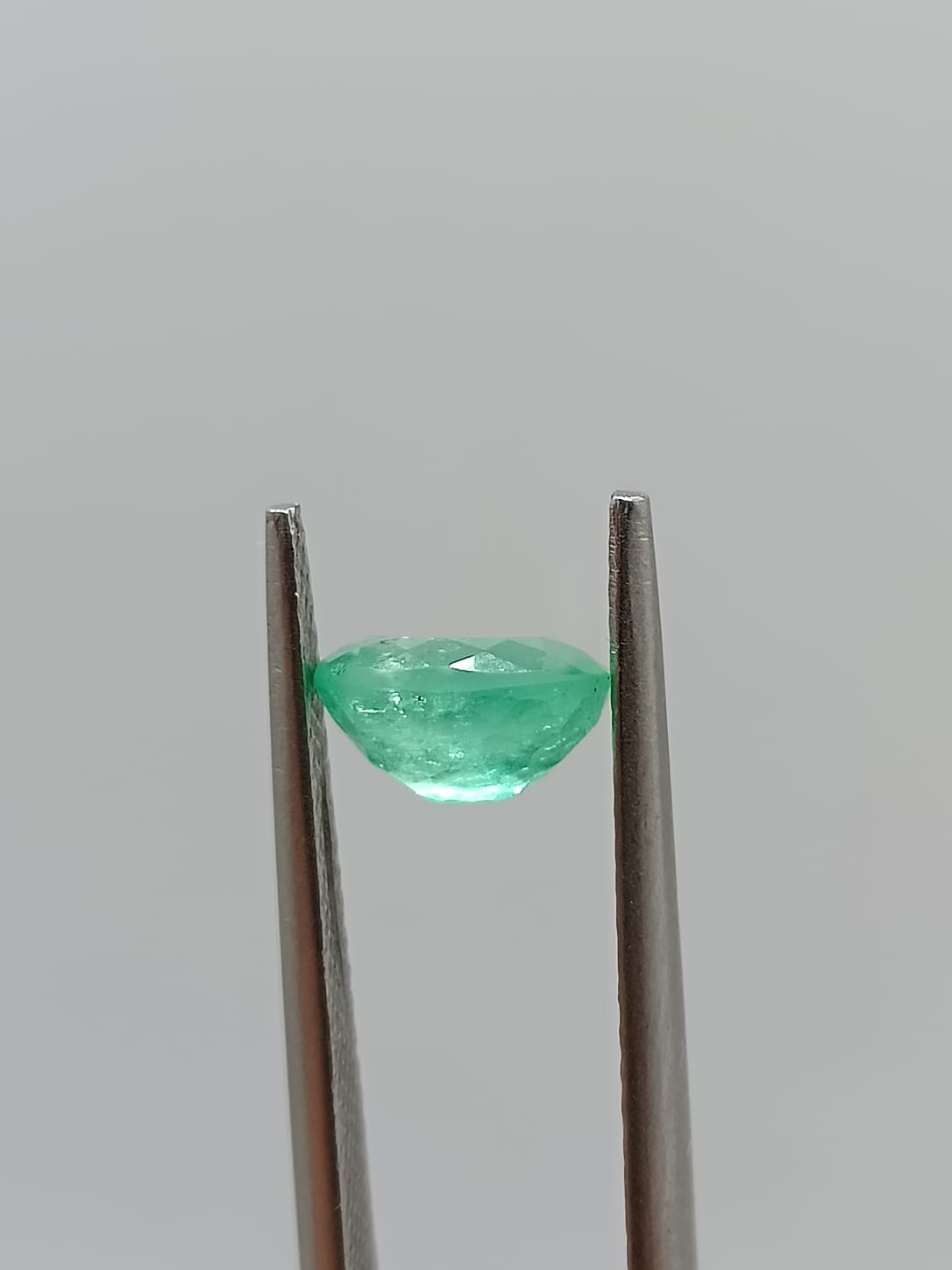 Esmeralda colombiana ovalada de 0.97ct