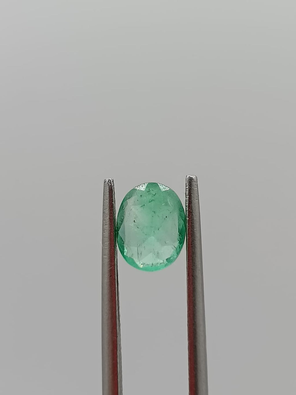 Esmeralda colombiana ovalada de 0.70ct