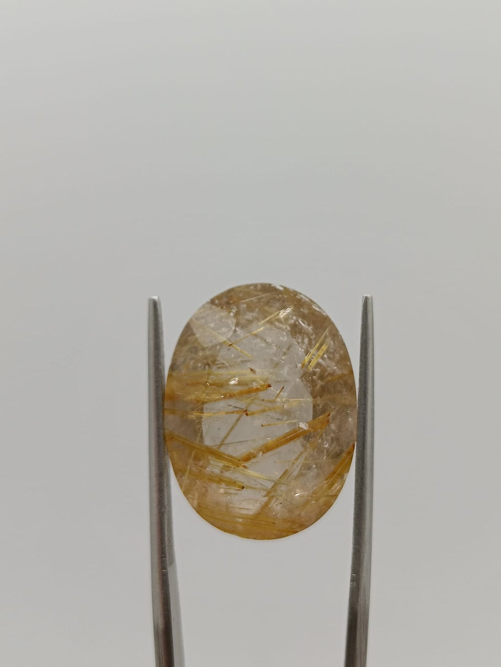 Cuarzo rutilado ovalado de 15.25ct