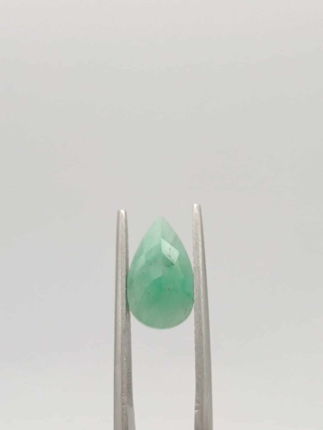 Esmeralda brasileña forma de gota de 1.95ct
