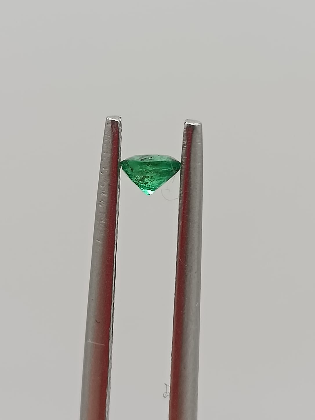 Esmeralda colombiana circular de 0.09ct