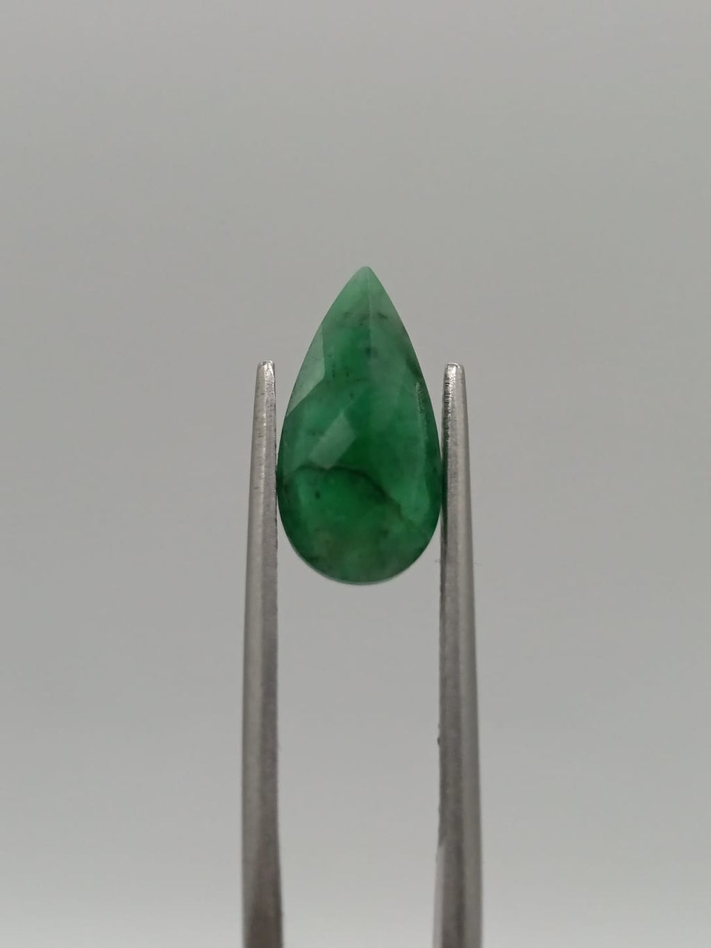 Esmeralda brasileña forma de gota de 2.56ct