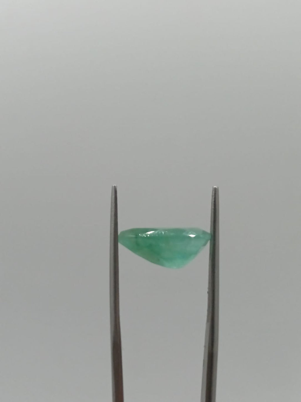 Esmeralda brasileña forma de gota de 4.49ct