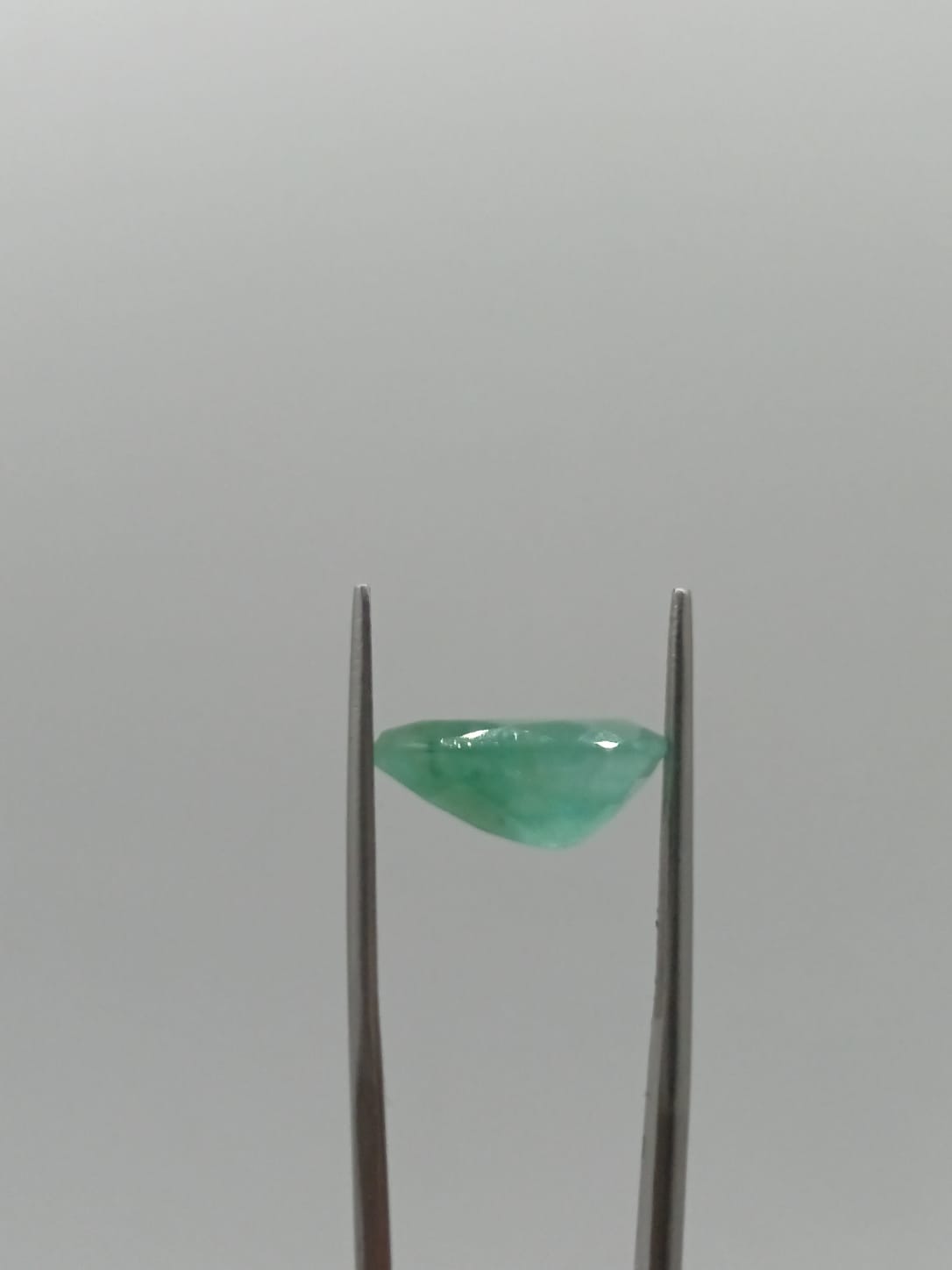Esmeralda brasileña forma de gota de 4.49ct