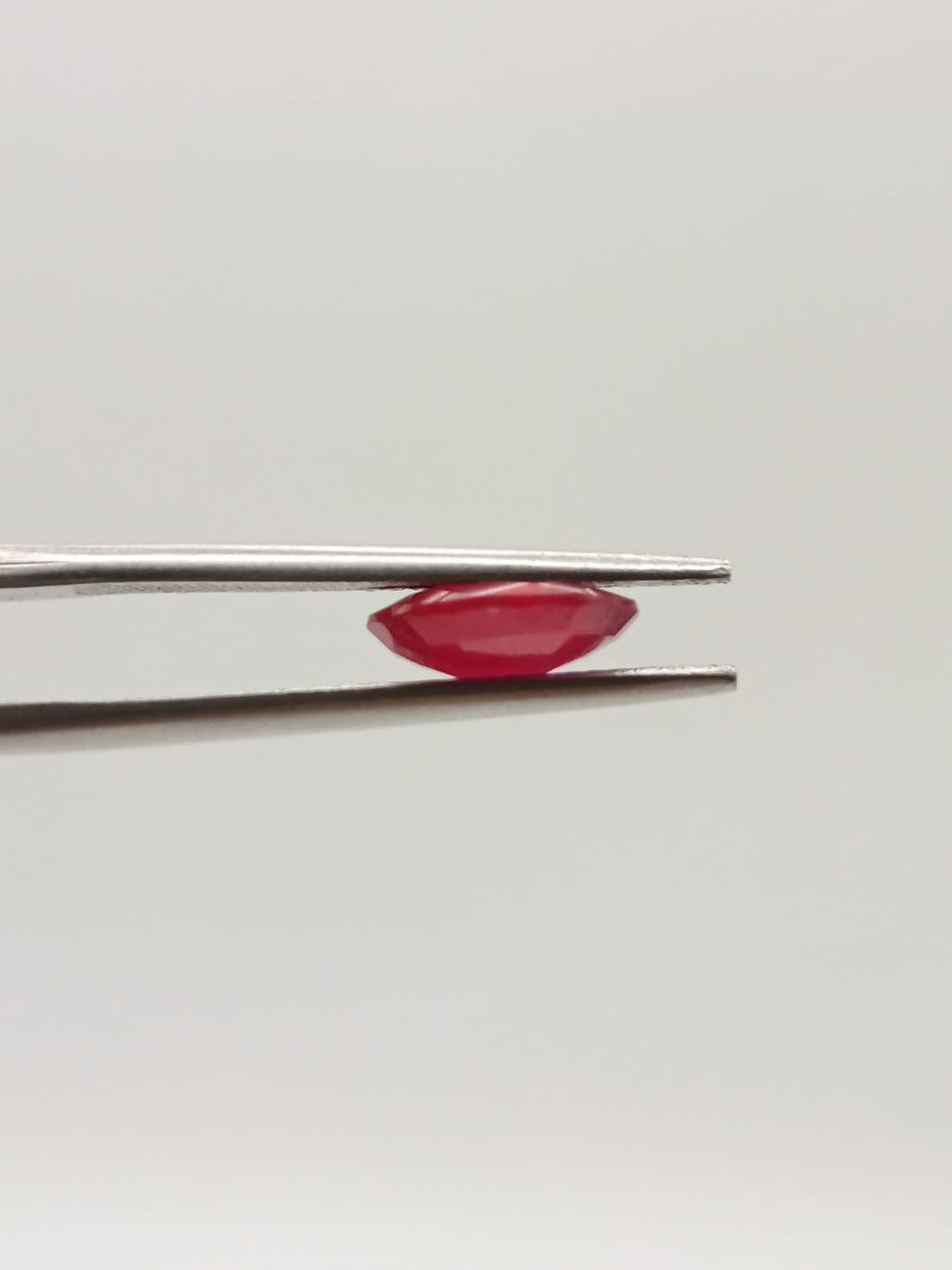 Rubí ovalado de 1.75ct