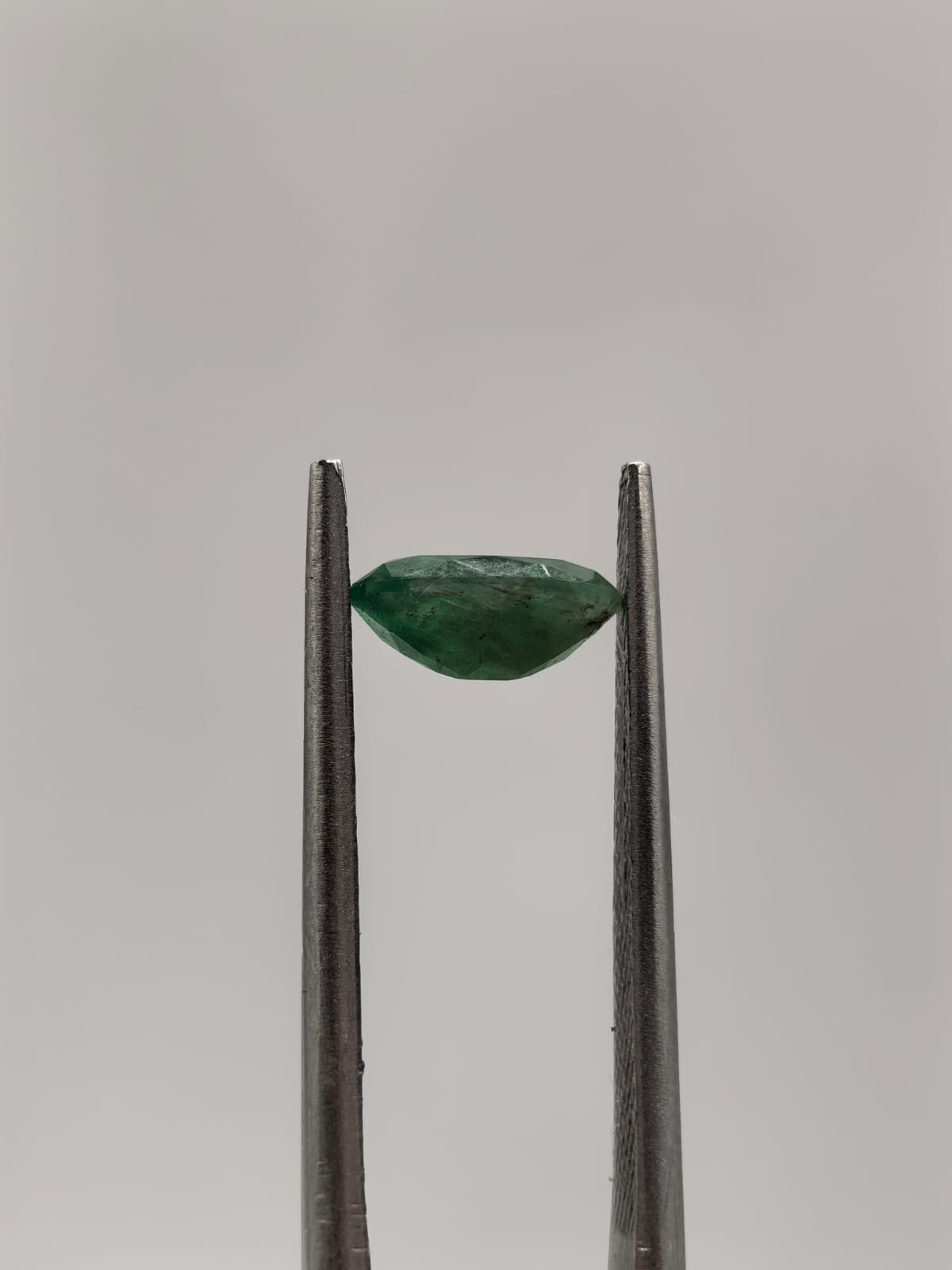 Esmeralda colombiana ovalada de 0.80ct