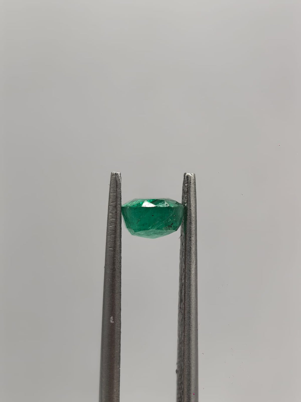 Esmeralda colombiana ovalada de 0.93ct