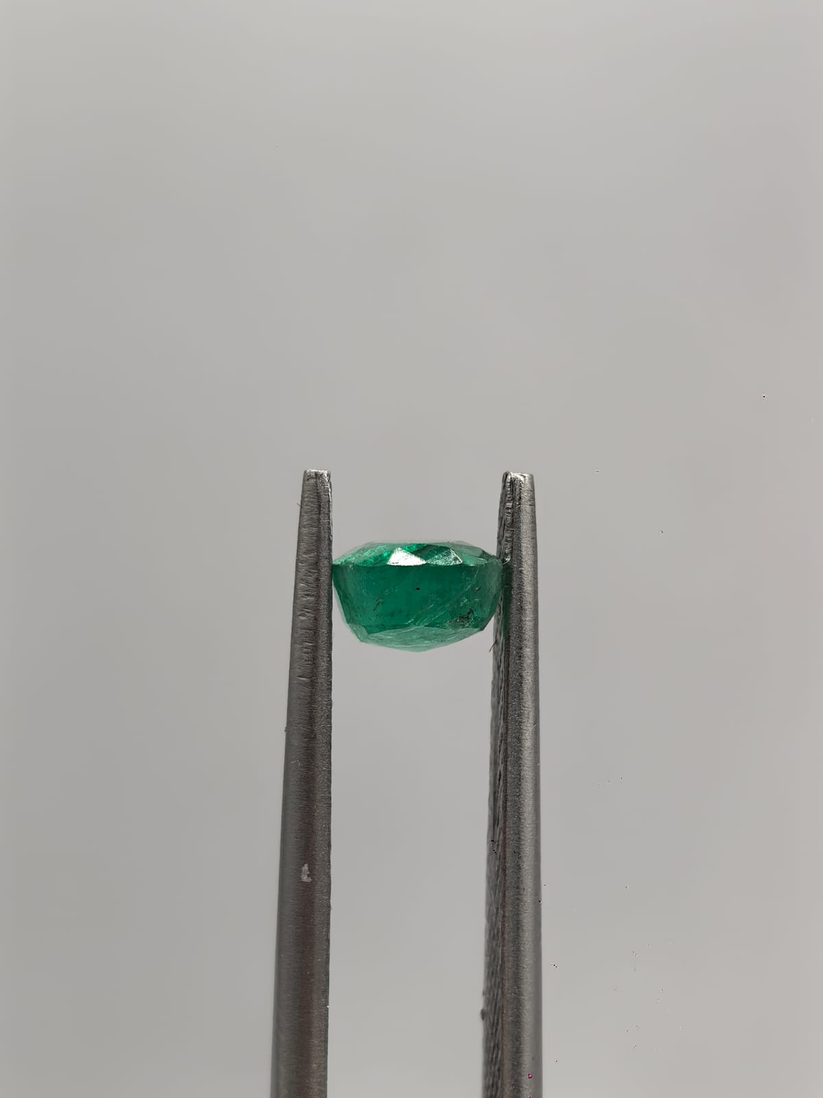 Esmeralda colombiana ovalada de 0.93ct