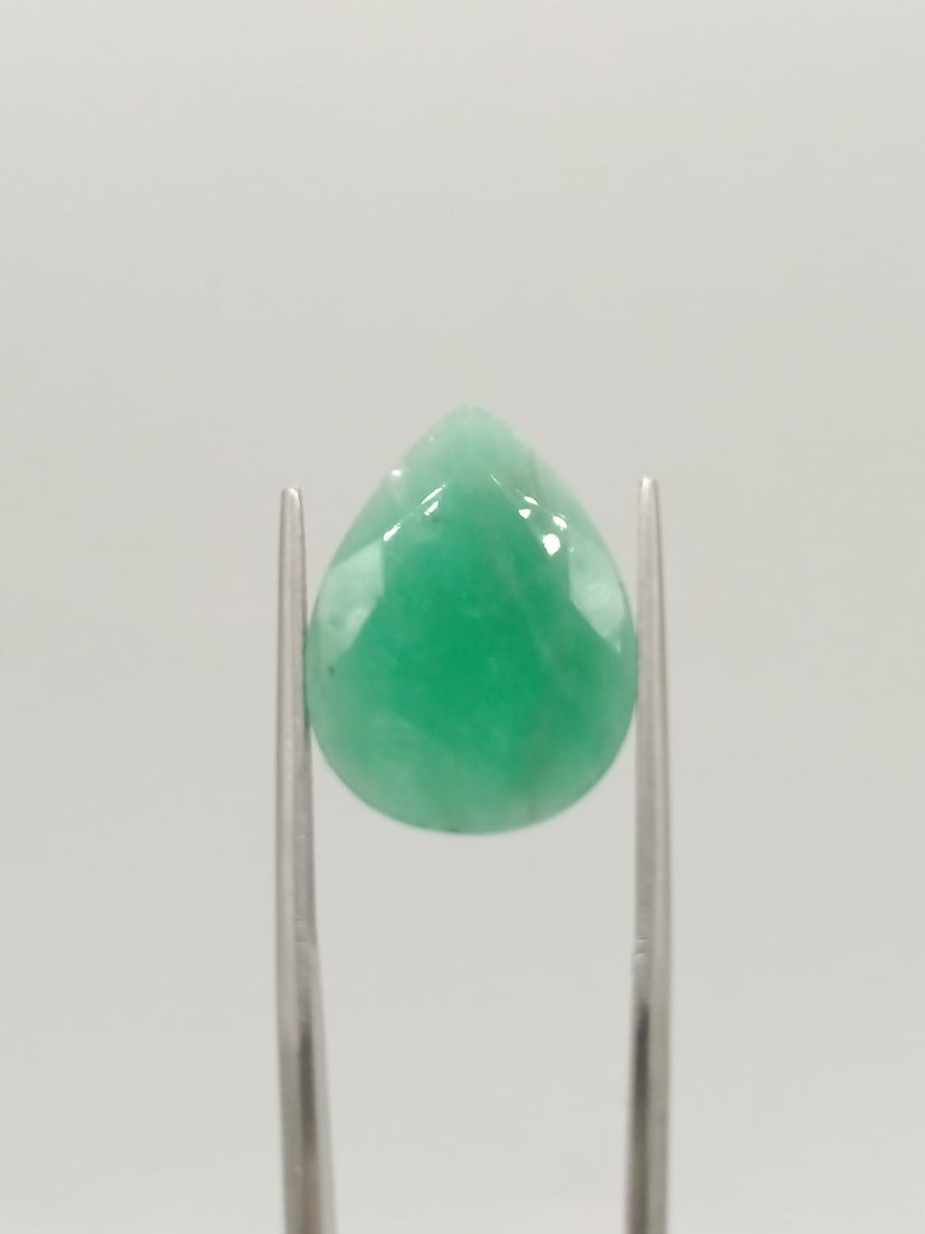 Esmeralda brasileña forma de gota de 8.32ct