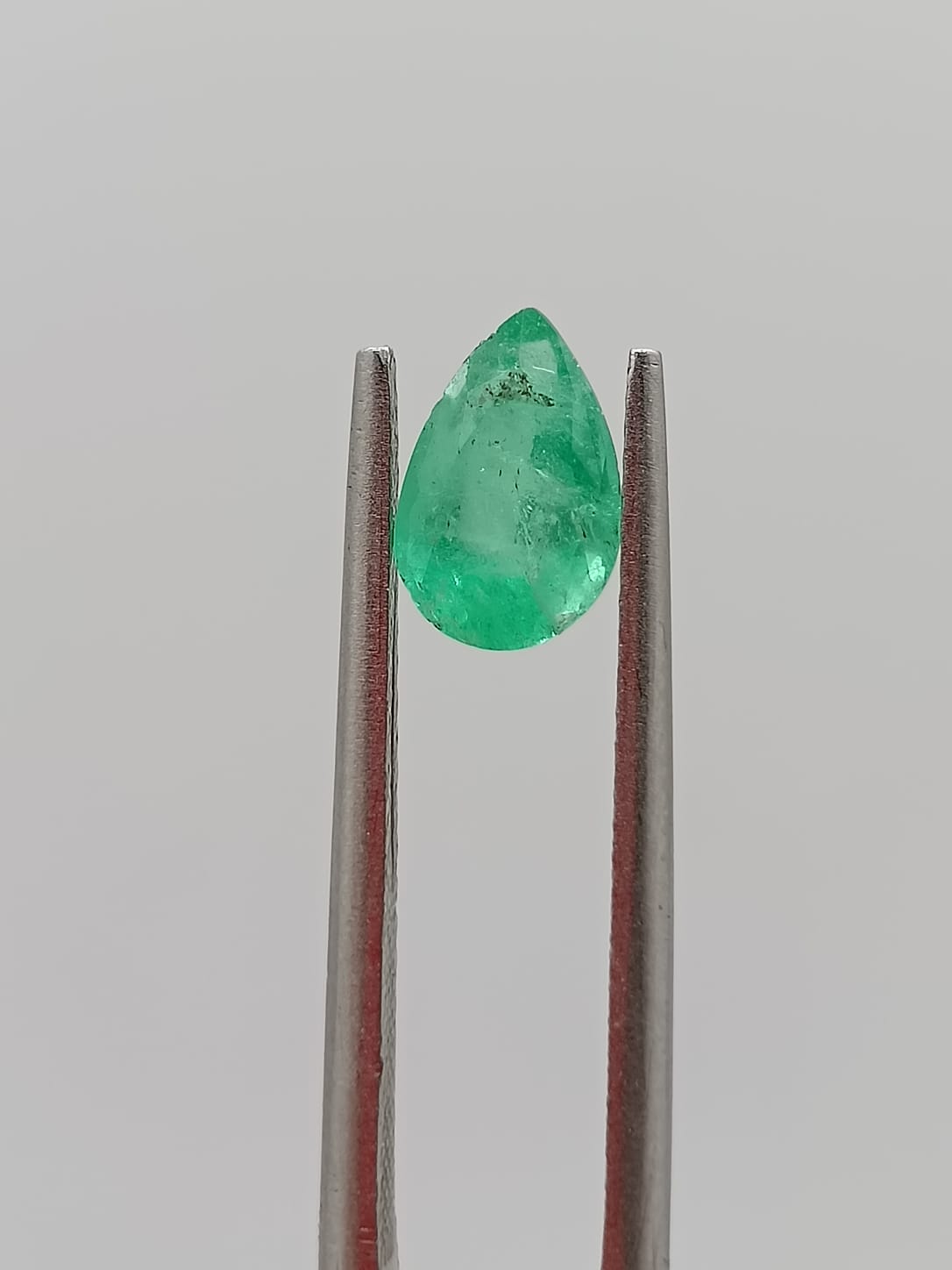 Esmeralda colombiana forma de gota de 0.88ct