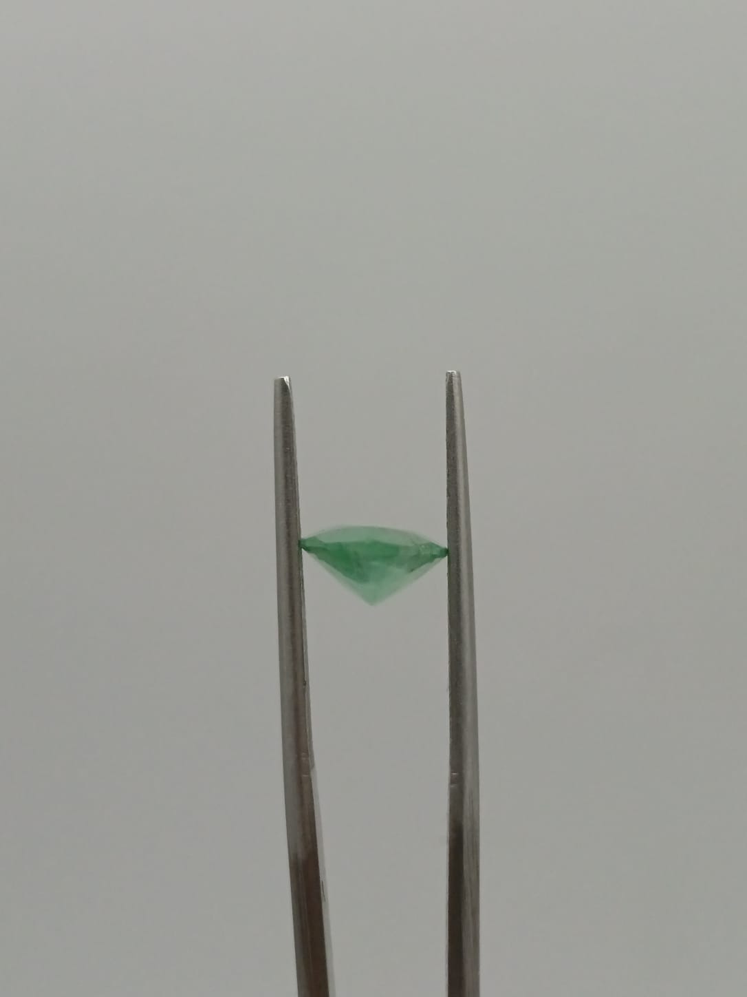 Esmeralda brasileña forma de gota de 2.31ct