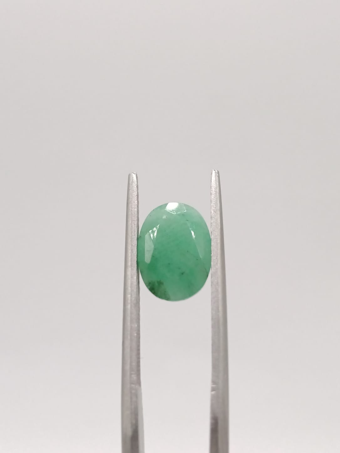 Esmeralda brasileña ovalada de 1.90ct