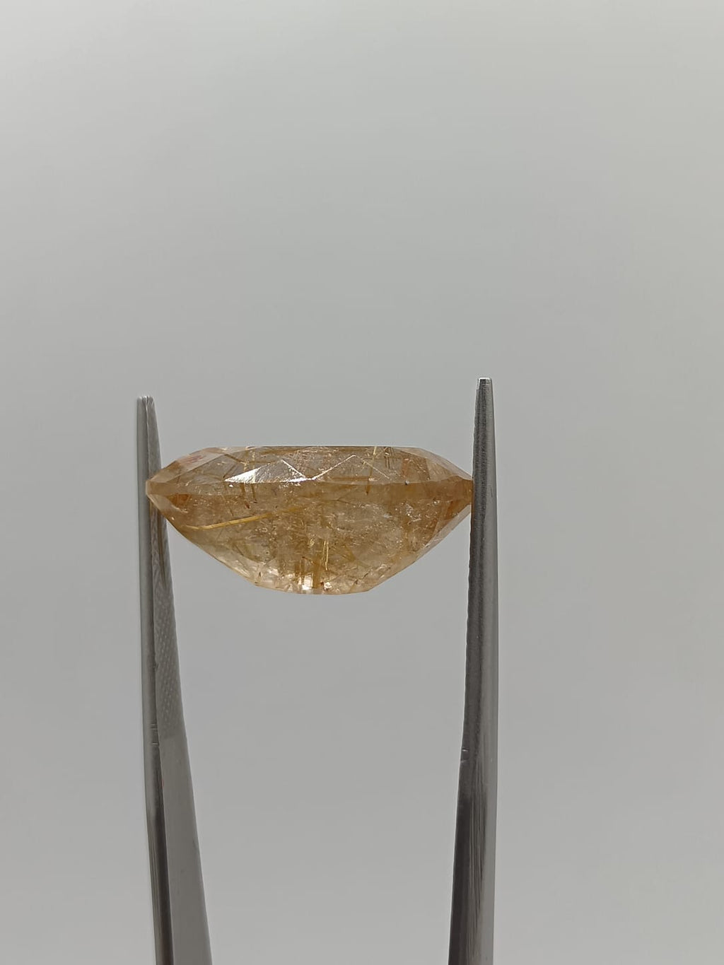 Cuarzo rutilado ovalado de 15.83ct