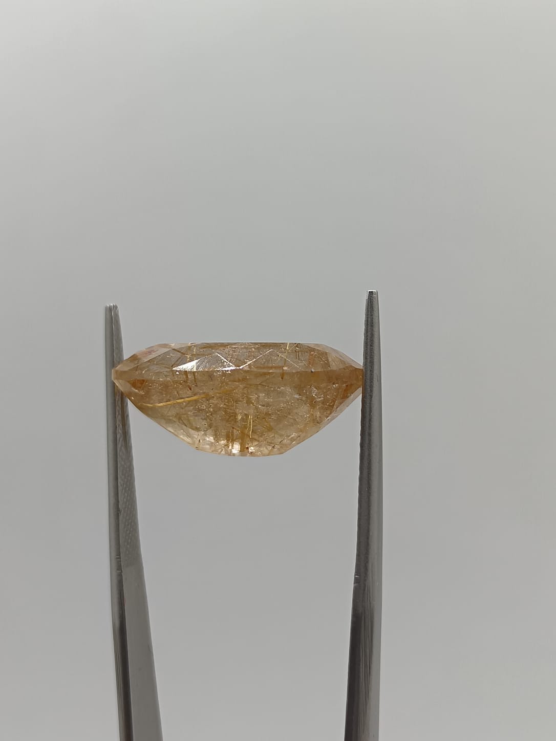 Cuarzo rutilado ovalado de 15.83ct