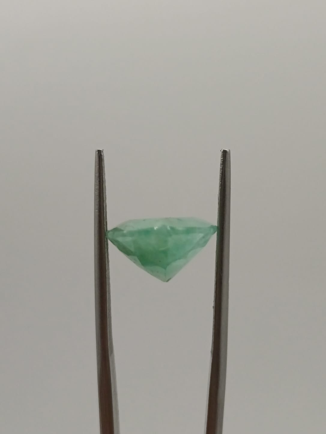 Esmeralda brasileña forma de gota de 4.65ct