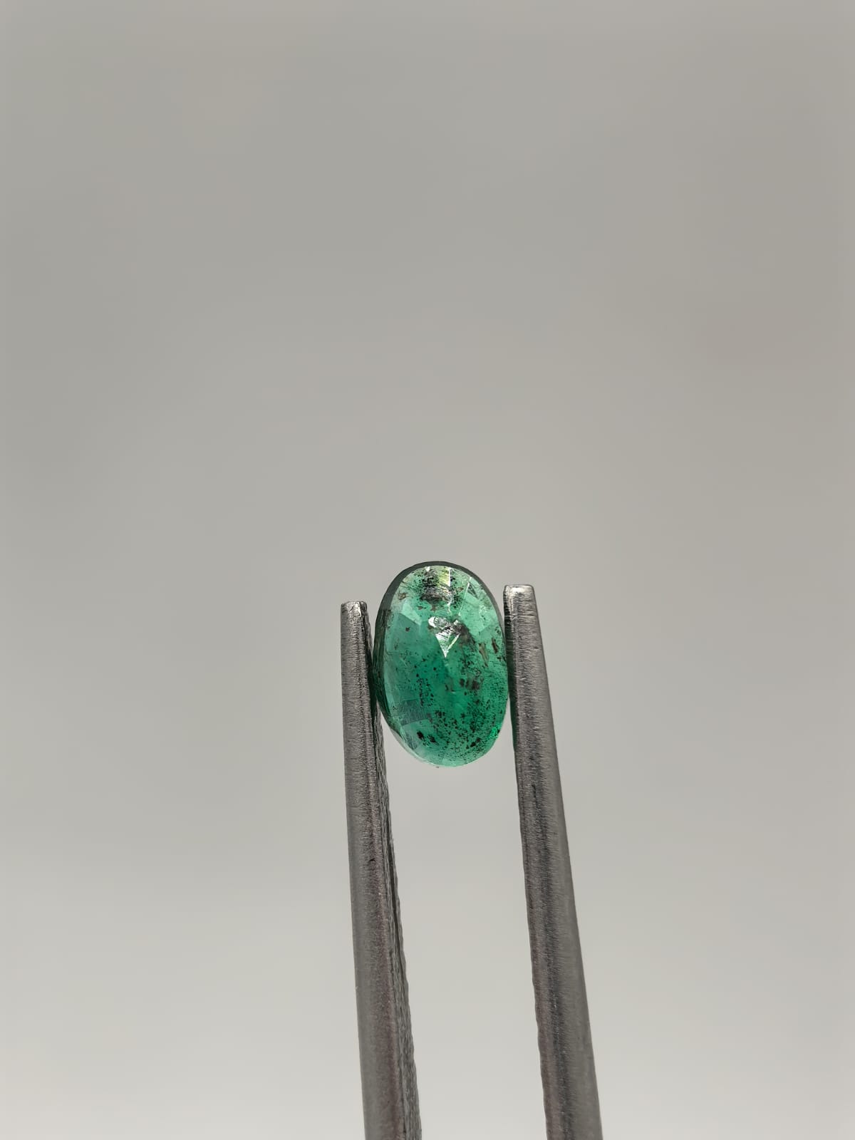 Esmeralda colombiana ovalada de 0.56ct