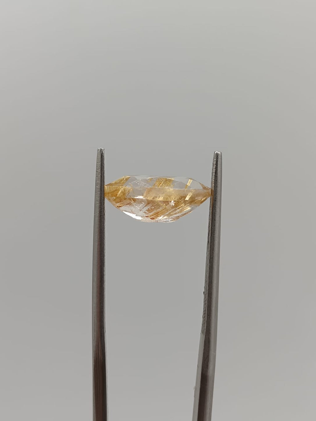 Cuarzo rutilado ovalado de 3.38ct