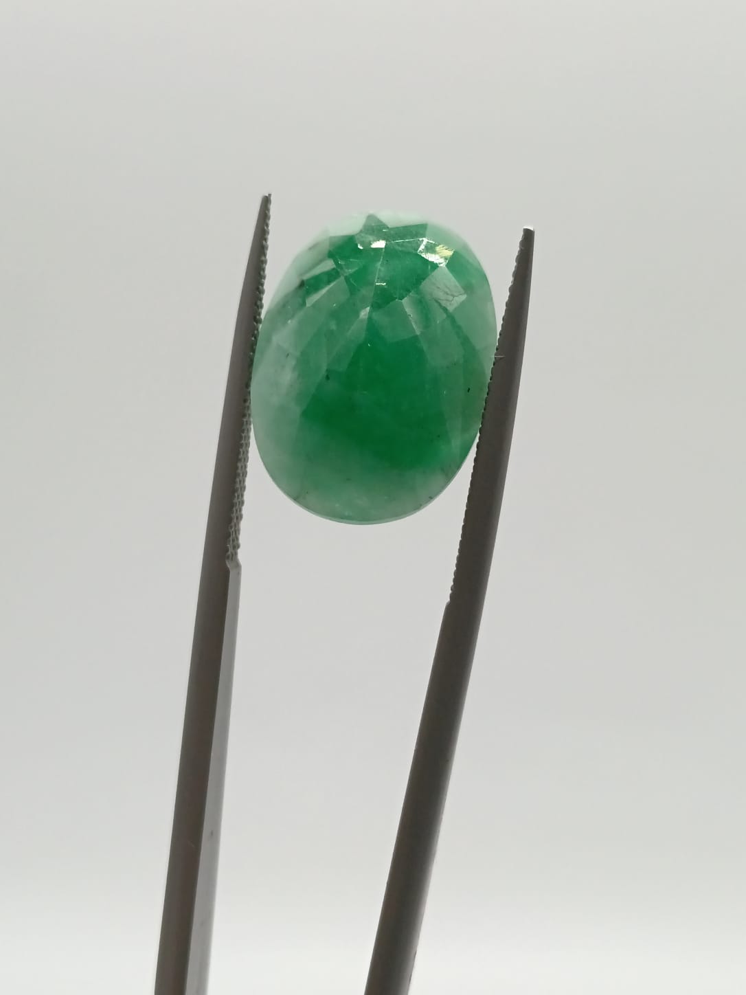 Esmeralda brasileña ovalada de 12.26ct