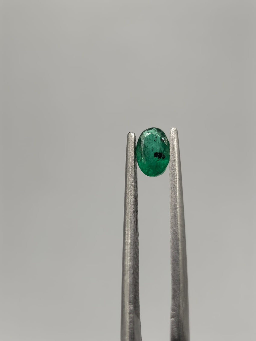 Esmeralda colombiana ovalada de 0.40ct