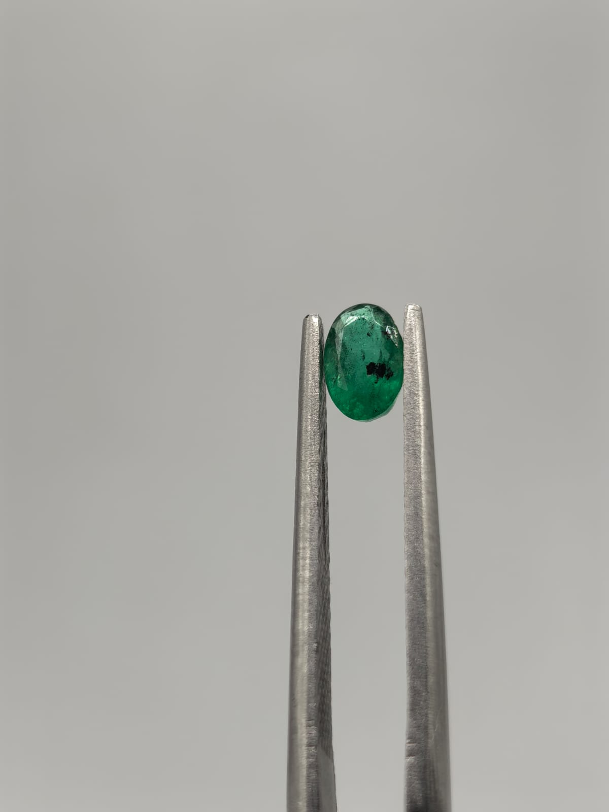 Esmeralda colombiana ovalada de 0.40ct
