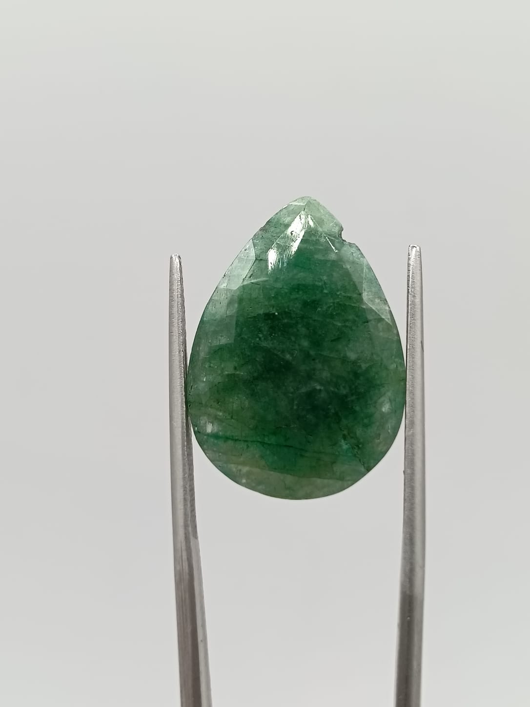 Esmeralda brasileña forma de gota de 13.67ct
