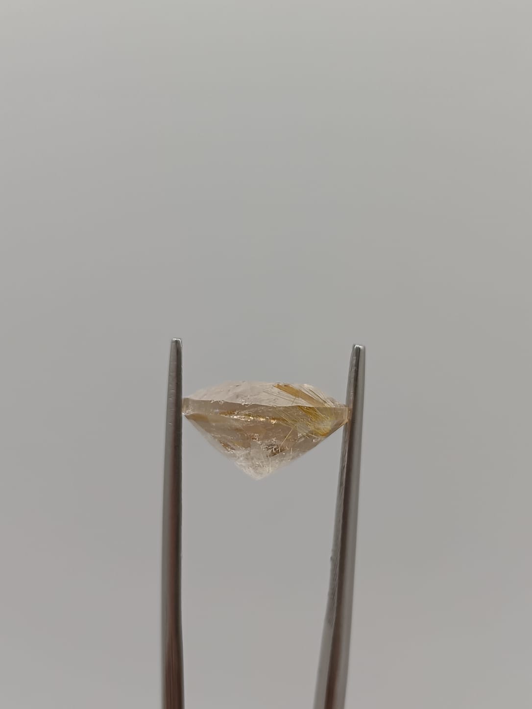 Cuarzo rutilado ovalado de 8.70ct