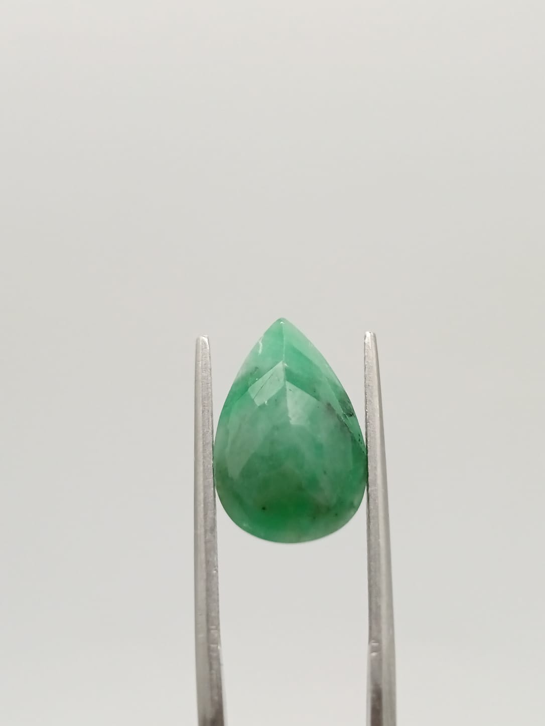 Esmeralda brasileña forma de gota de 5.56ct