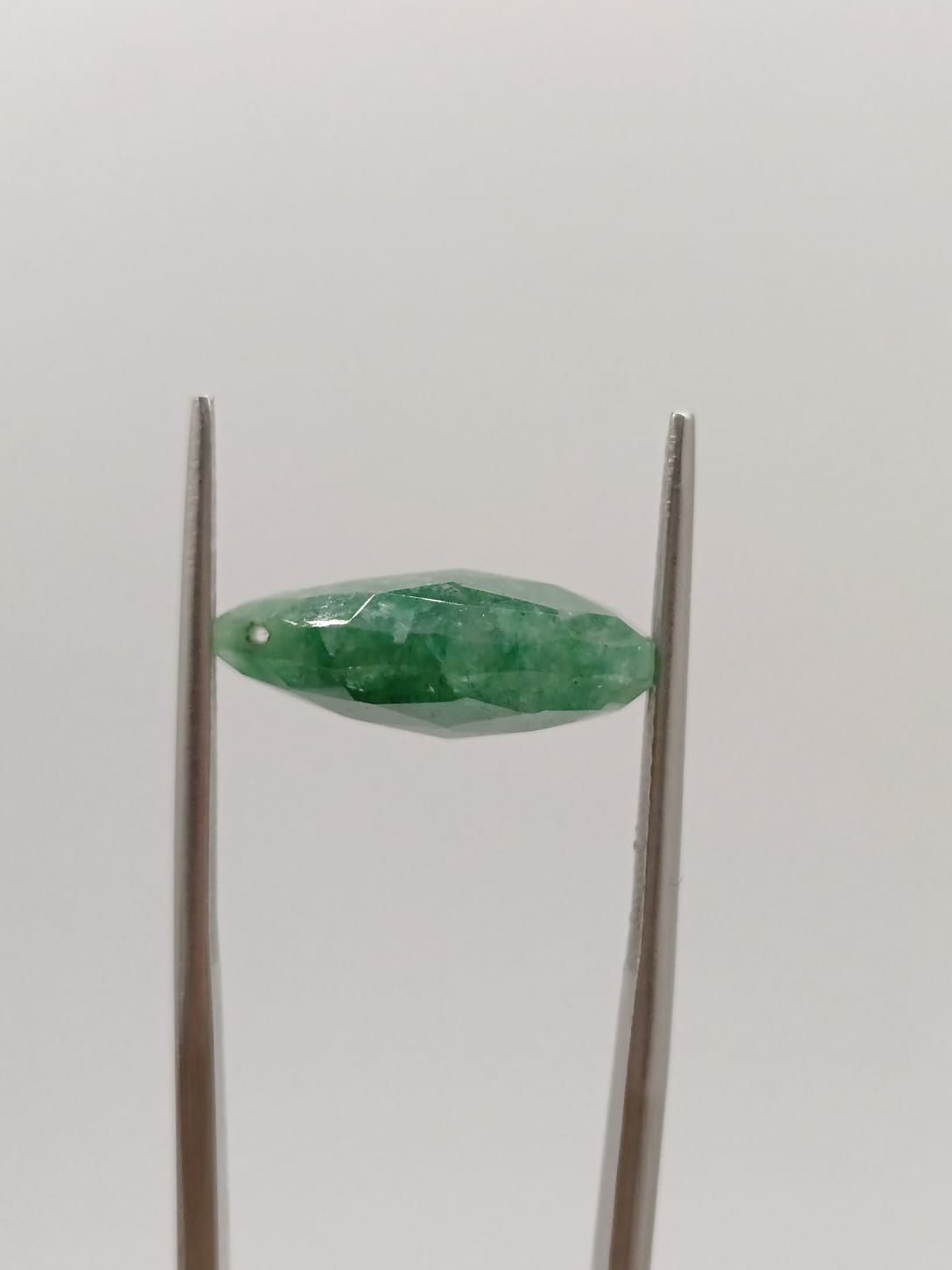 Esmeralda brasileña forma de gota de 7.70ct
