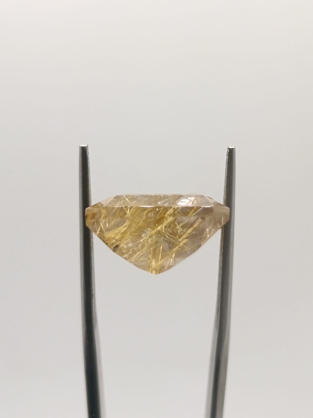 Cuarzo rutilado rectangular de 16.04ct
