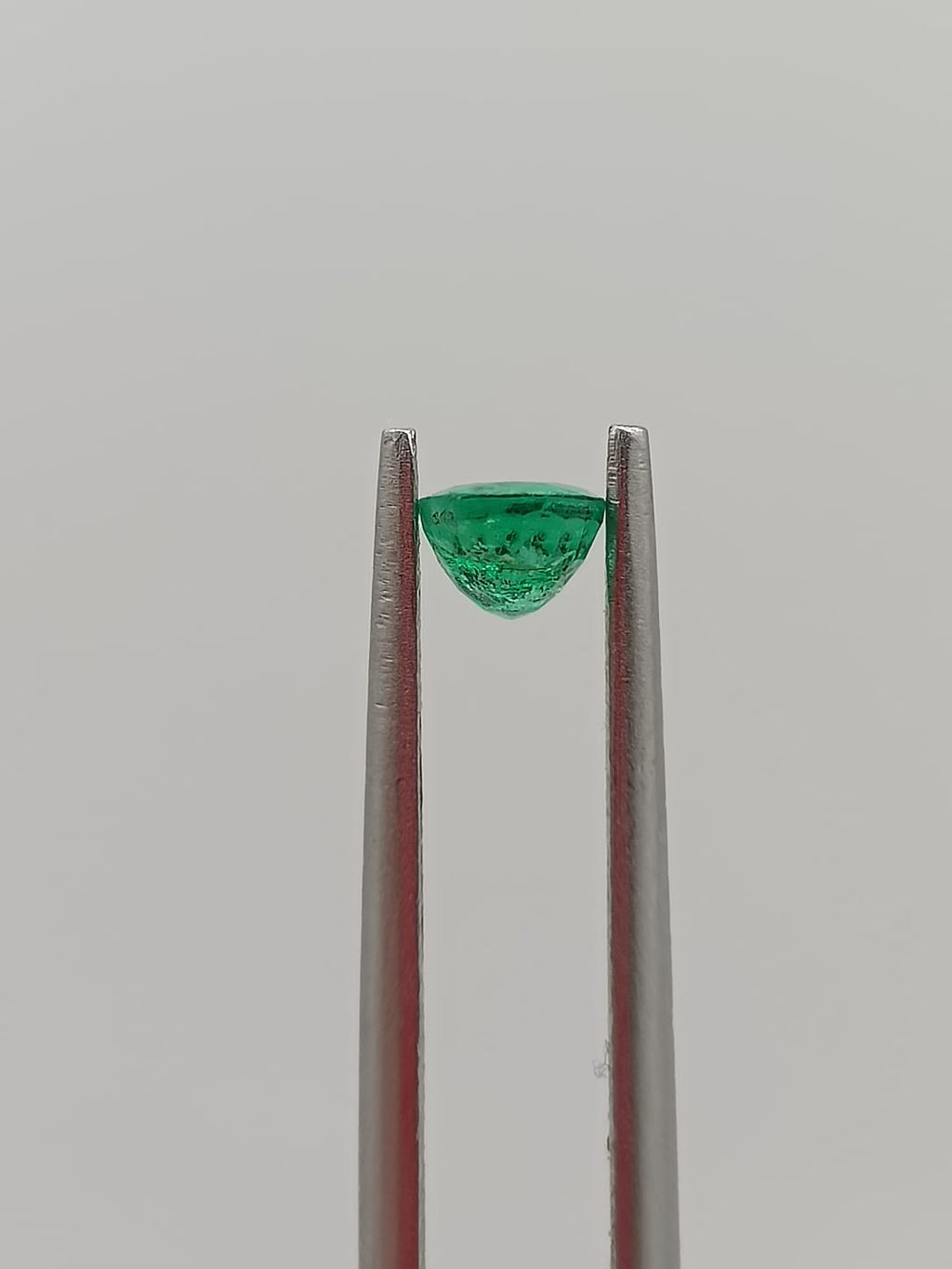 Esmeralda colombiana ovalada de 0.51ct