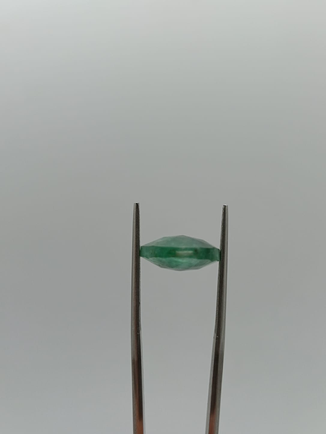 Esmeralda brasileña forma de gota de 8.15ct