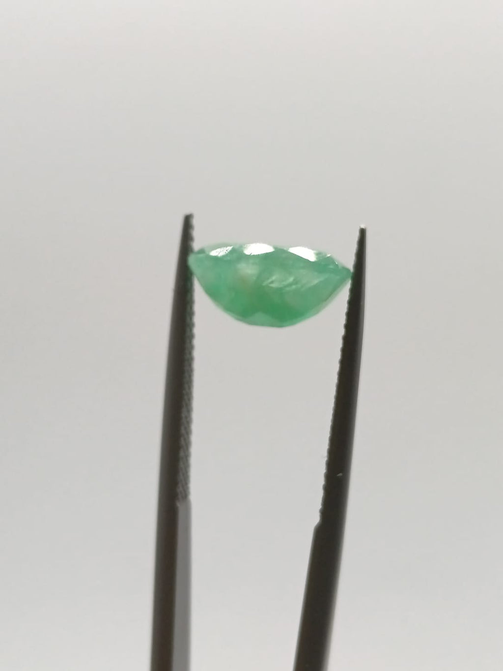 Esmeralda brasileña ovalada de 3.29ct